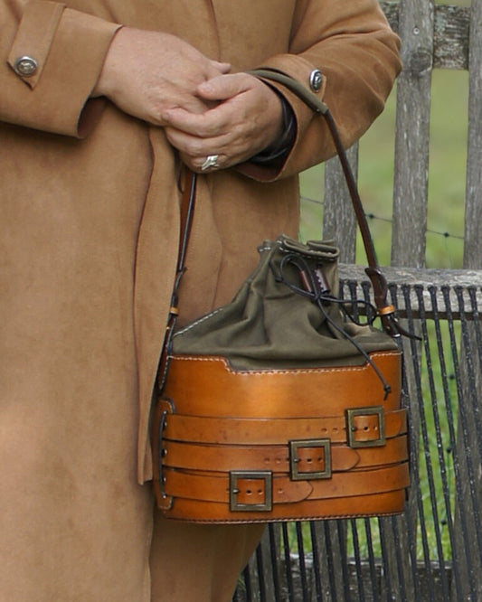 Handgefertigte Bucket Bag aus Glatt- und Veloursleder im Vintage Stil