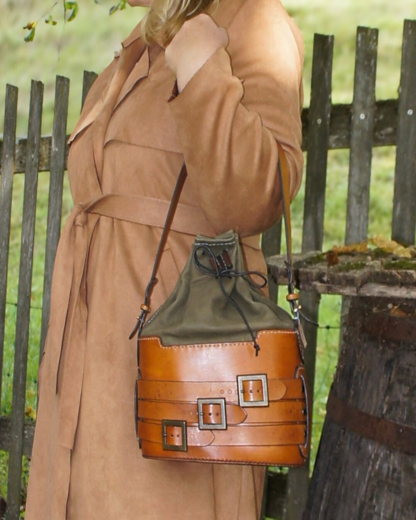 Handgefertigte Bucket Bag aus Glatt- und Veloursleder im Vintage Stil