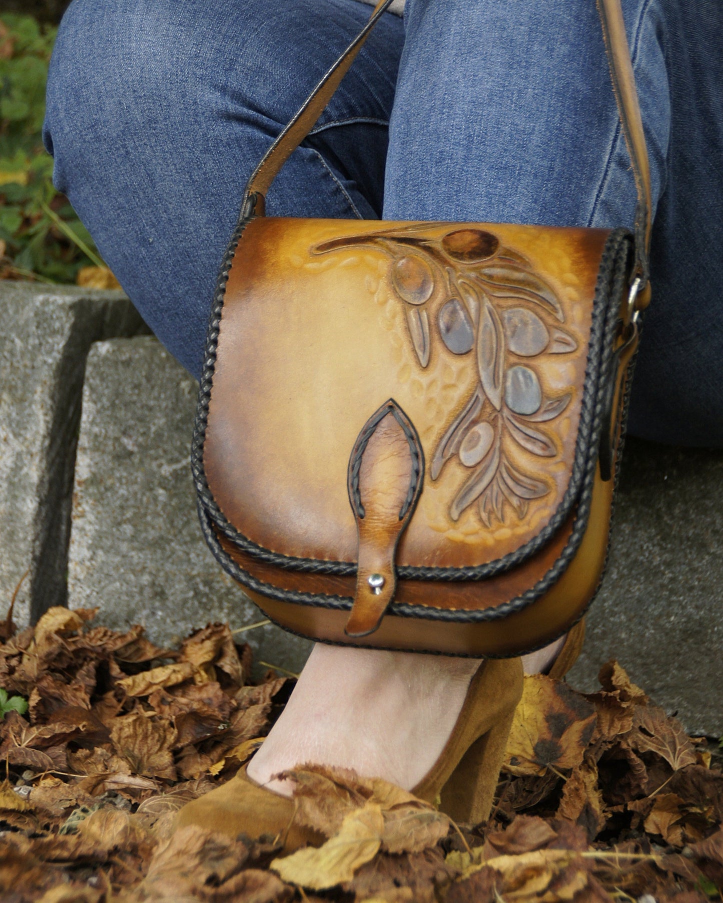 Handgemachte, rustikale Leder-Umhängetasche – Olivenzweig Motiv