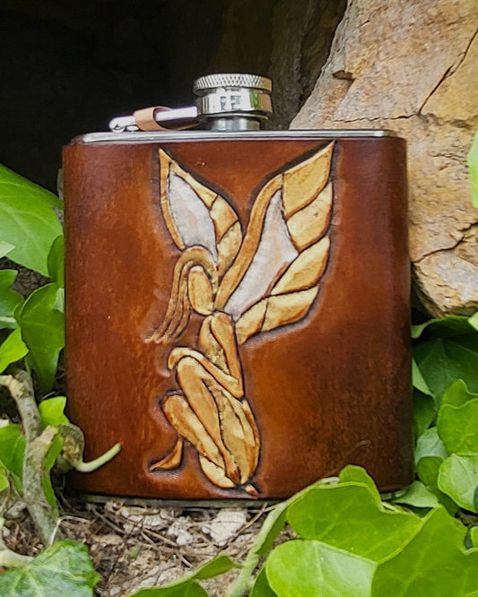Edelstahl-Flachmann mit handgefertigtem Ledereinband, geziert von einer zauberhaften Elfe