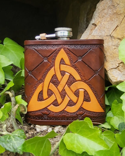 Edelstahl-Flachmann mit handgefertigtem Ledereinband, geziert von einem keltischen Knoten