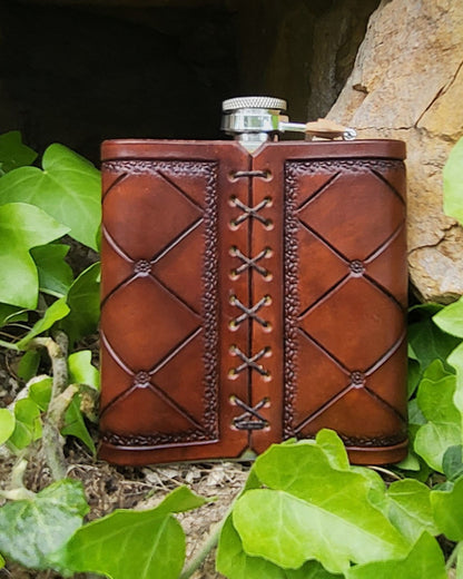 Edelstahl-Flachmann mit handgefertigtem Ledereinband, geziert von einem keltischen Knoten