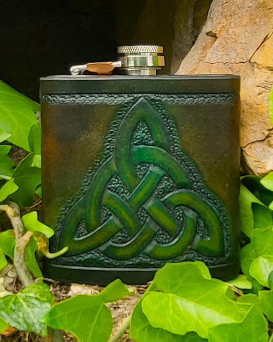Edelstahl-Flachmann mit handgefertigtem Ledereinband, geziert von einem keltischen Knoten