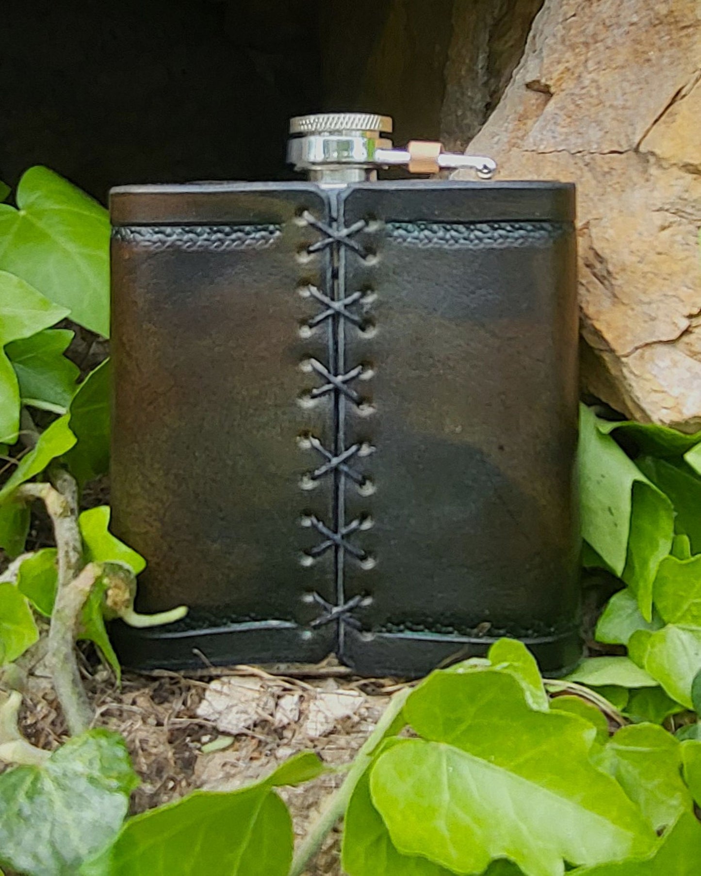 Edelstahl-Flachmann mit handgefertigtem Ledereinband, geziert von einem keltischen Knoten