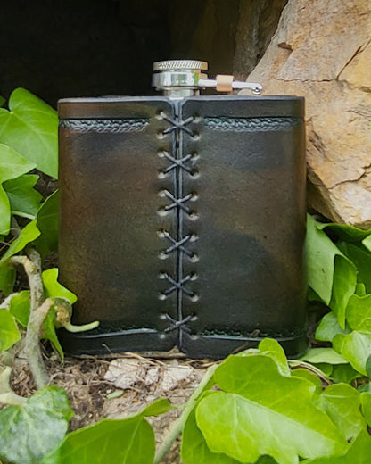 Edelstahl-Flachmann mit handgefertigtem Ledereinband, geziert von einem keltischen Knoten