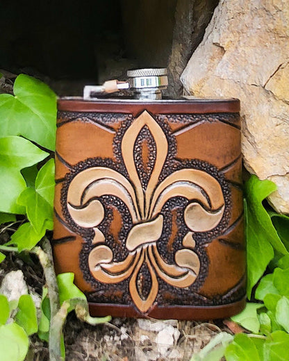 Edelstahl-Flachmann mit handgefertigtem Ledereinband, geziert von einer Fleur-de-Lis