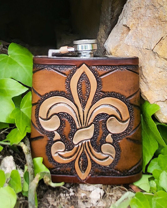 Edelstahl-Flachmann mit handgefertigtem Ledereinband, geziert von einer Fleur-de-Lis