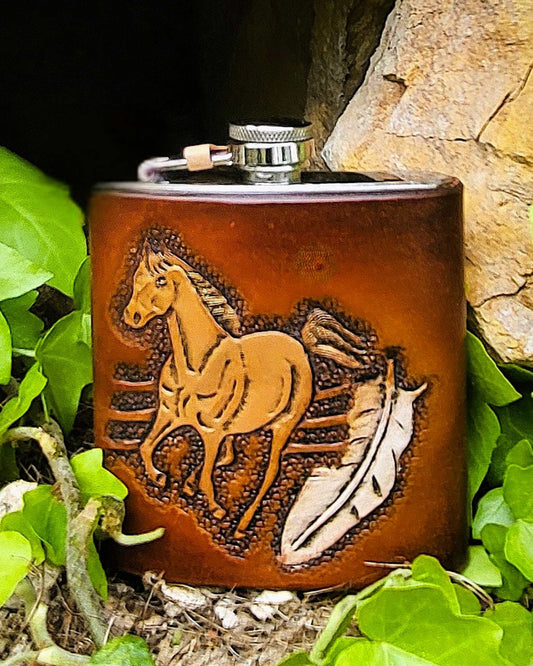 Edelstahl-Flachmann mit handgefertigtem Ledereinband, geziert von Pferd und Feder