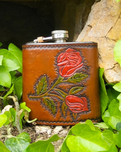 Edelstahl-Flachmann mit handgefertigtem Ledereinband, geziert von einer Rose