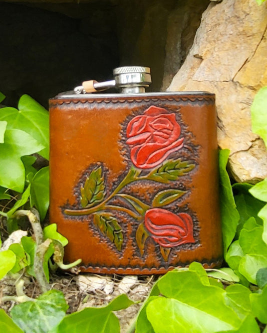 Edelstahl-Flachmann mit handgefertigtem Ledereinband, geziert von einer Rose