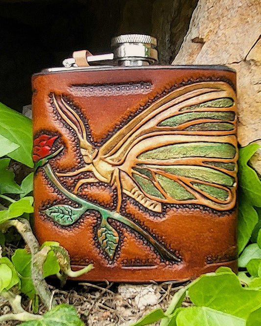 Edelstahl-Flachmann mit handgefertigtem Ledereinband, geziert von einem Schmetterling auf einer Rose