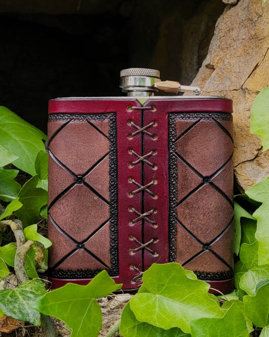 Edelstahl-Flachmann mit handgefertigtem Ledereinband, geziert von einem Schmetterling