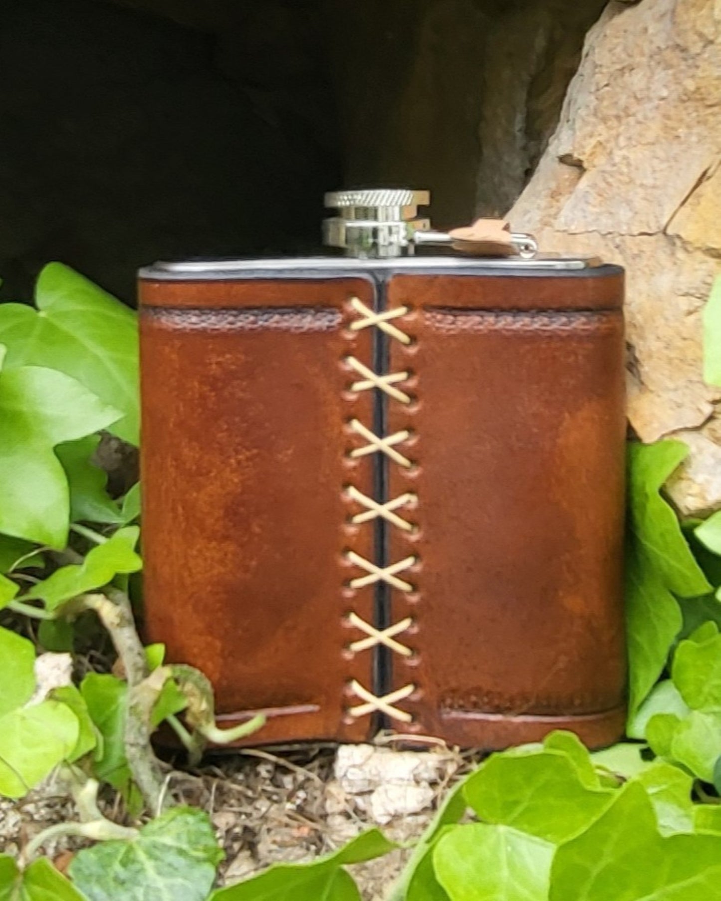 Edelstahl-Flachmann mit handgefertigtem Ledereinband, geziert von einem Schmetterling auf einer Rose