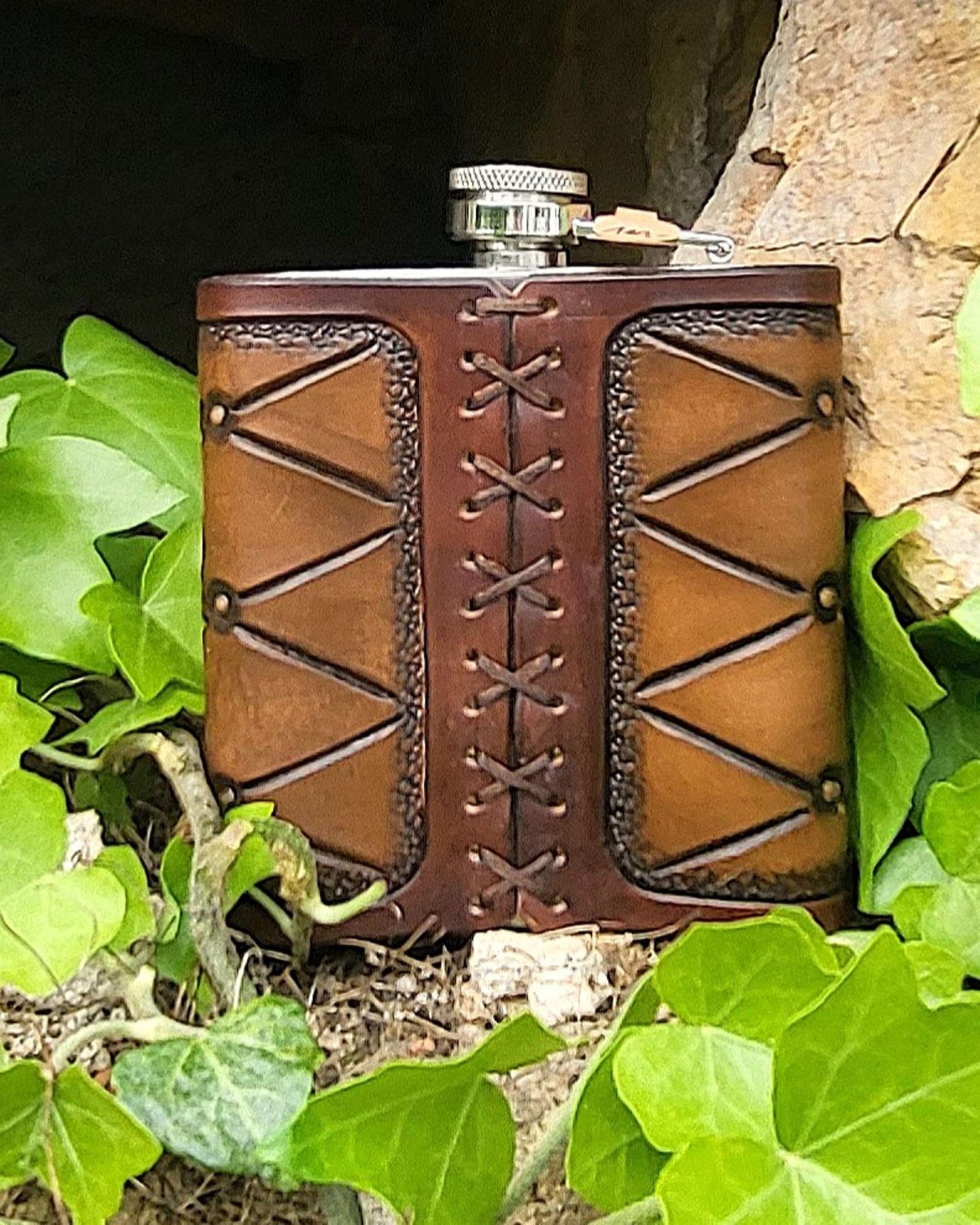 Edelstahl-Flachmann mit handgefertigtem Ledereinband, geziert von einer Fleur-de-Lis