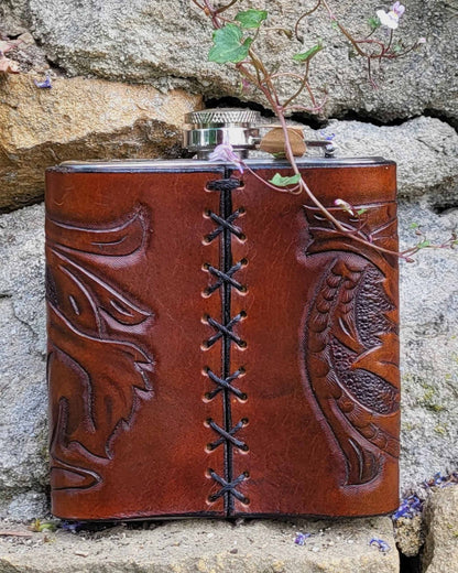 Edelstahl-Flachmann mit handgefertigtem Ledereinband, geziert von rankenden Weinblättern