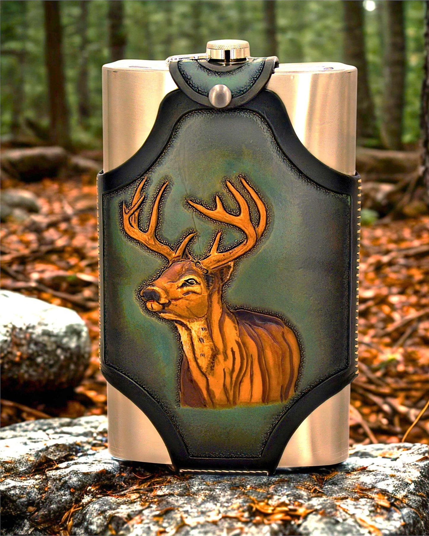 XXL-Edelstahl-Flachmann 1,8 Liter mit handgefertigtem Ledereinband, geziert von einem Rothirsch