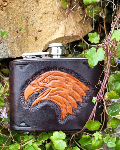 Edelstahl-Flachmann mit handgefertigtem Ledereinband, geziert von einem Adlerkopf