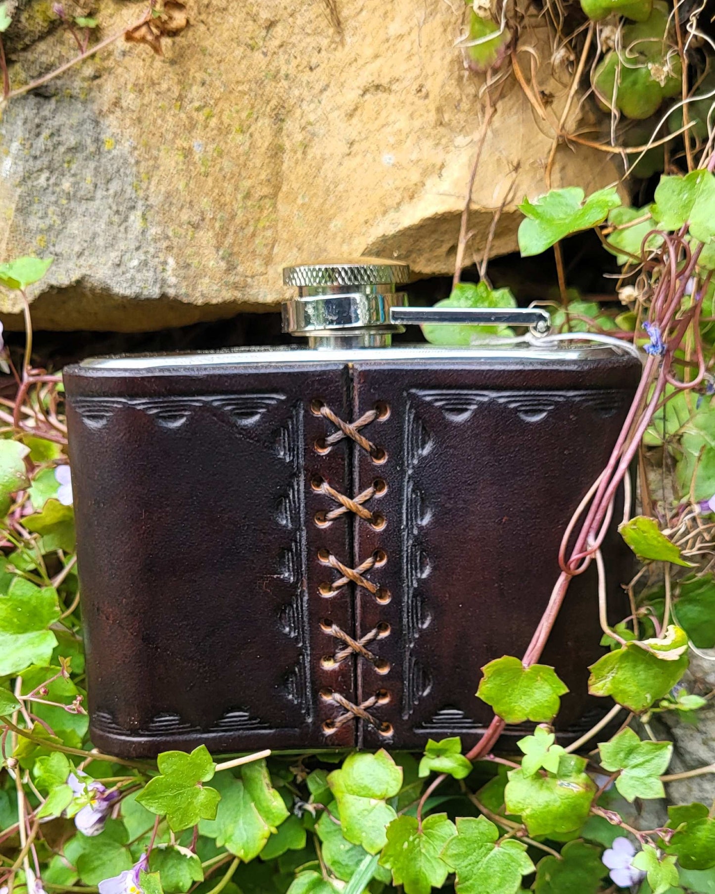 Edelstahl-Flachmann mit handgefertigtem Ledereinband, geziert von einem Adlerkopf