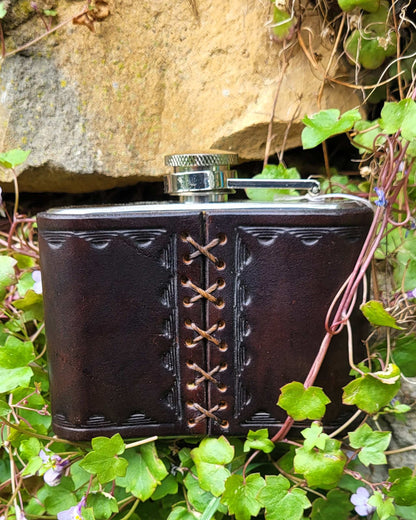 Edelstahl-Flachmann mit handgefertigtem Ledereinband, geziert von einem Adlerkopf