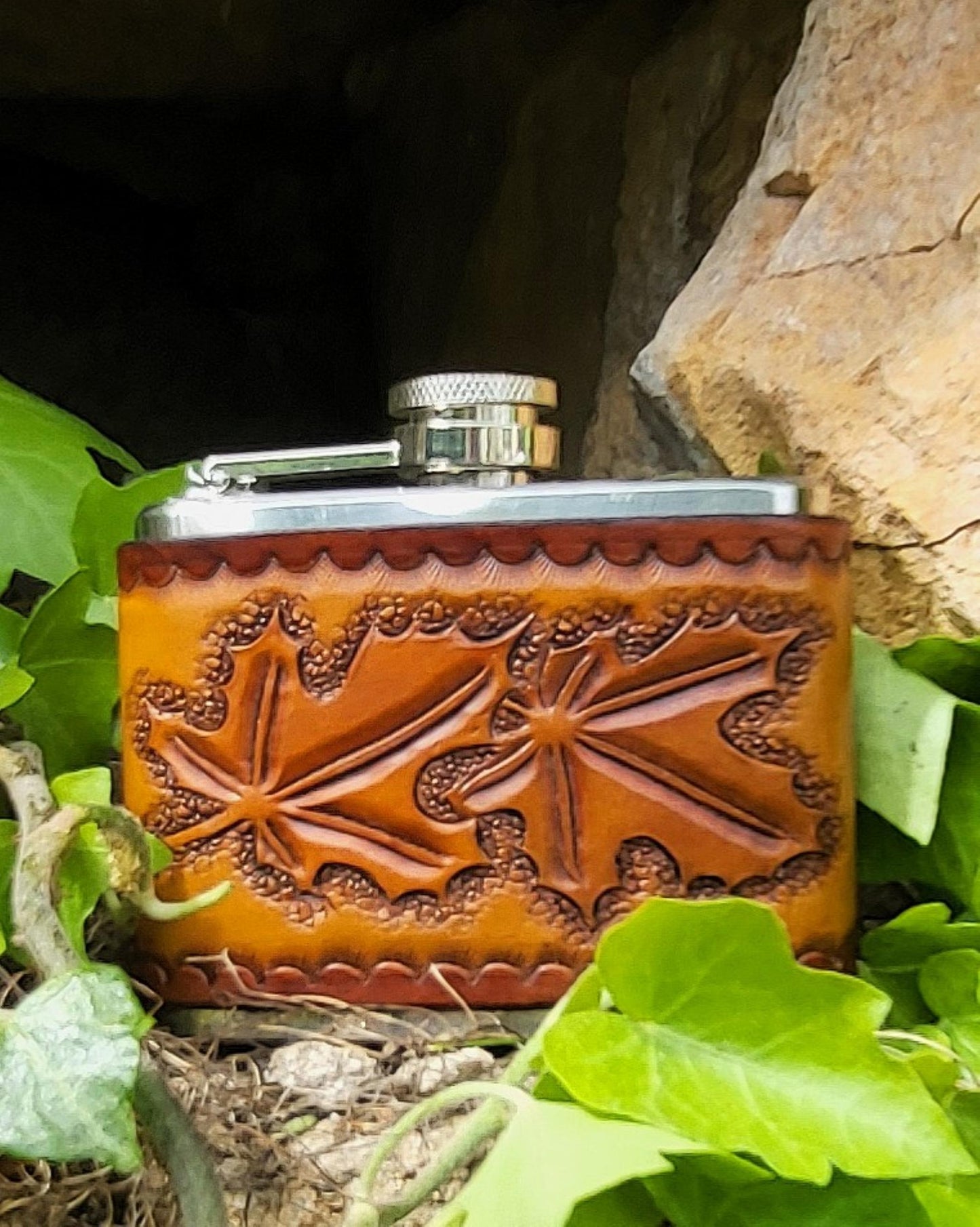 Edelstahl-Flachmann mit handgefertigtem Ledereinband, geziert von Ahornblättern