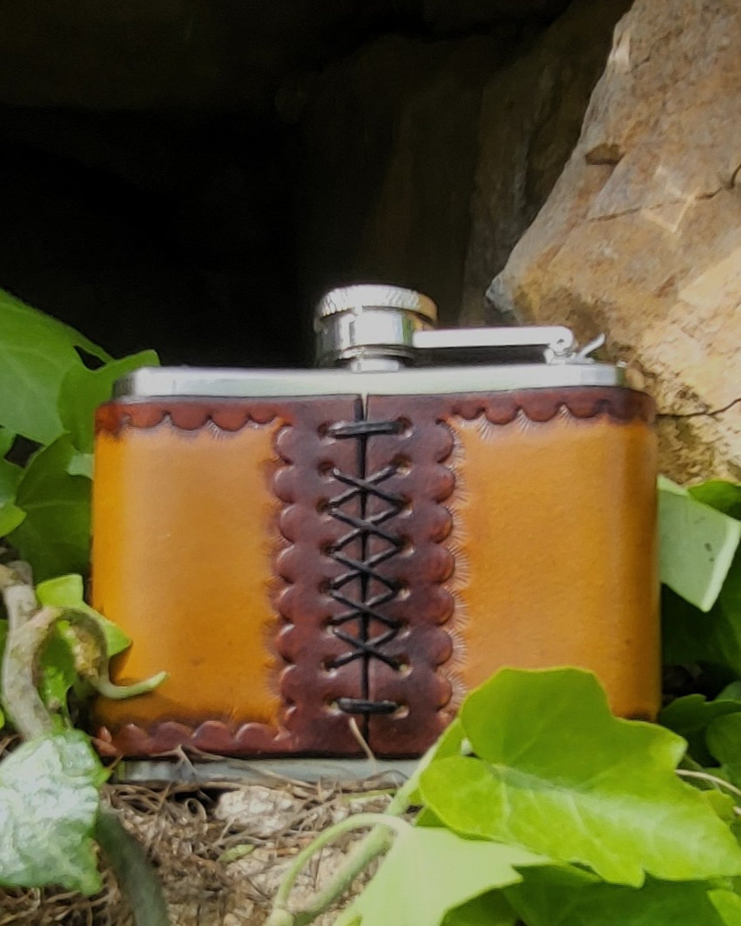 Edelstahl-Flachmann mit handgefertigtem Ledereinband, geziert von Ahornblättern