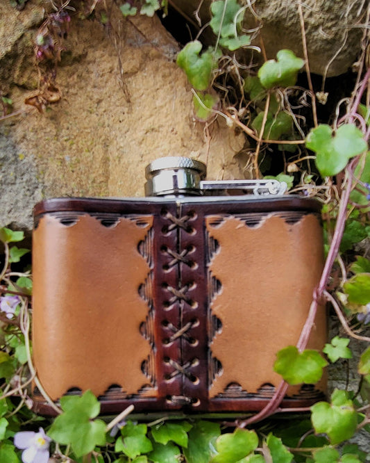 Edelstahl-Flachmann mit handgefertigtem Ledereinband, geziert von einer Feder