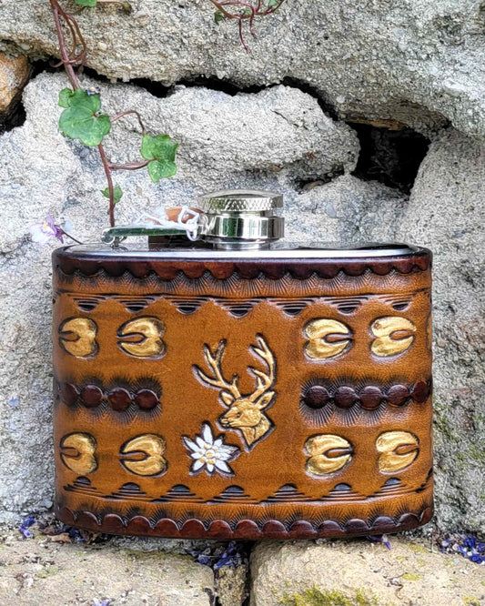 Edelstahl-Flachmann mit handgefertigtem Ledereinband, geziert von Alpenwild-Symbolen