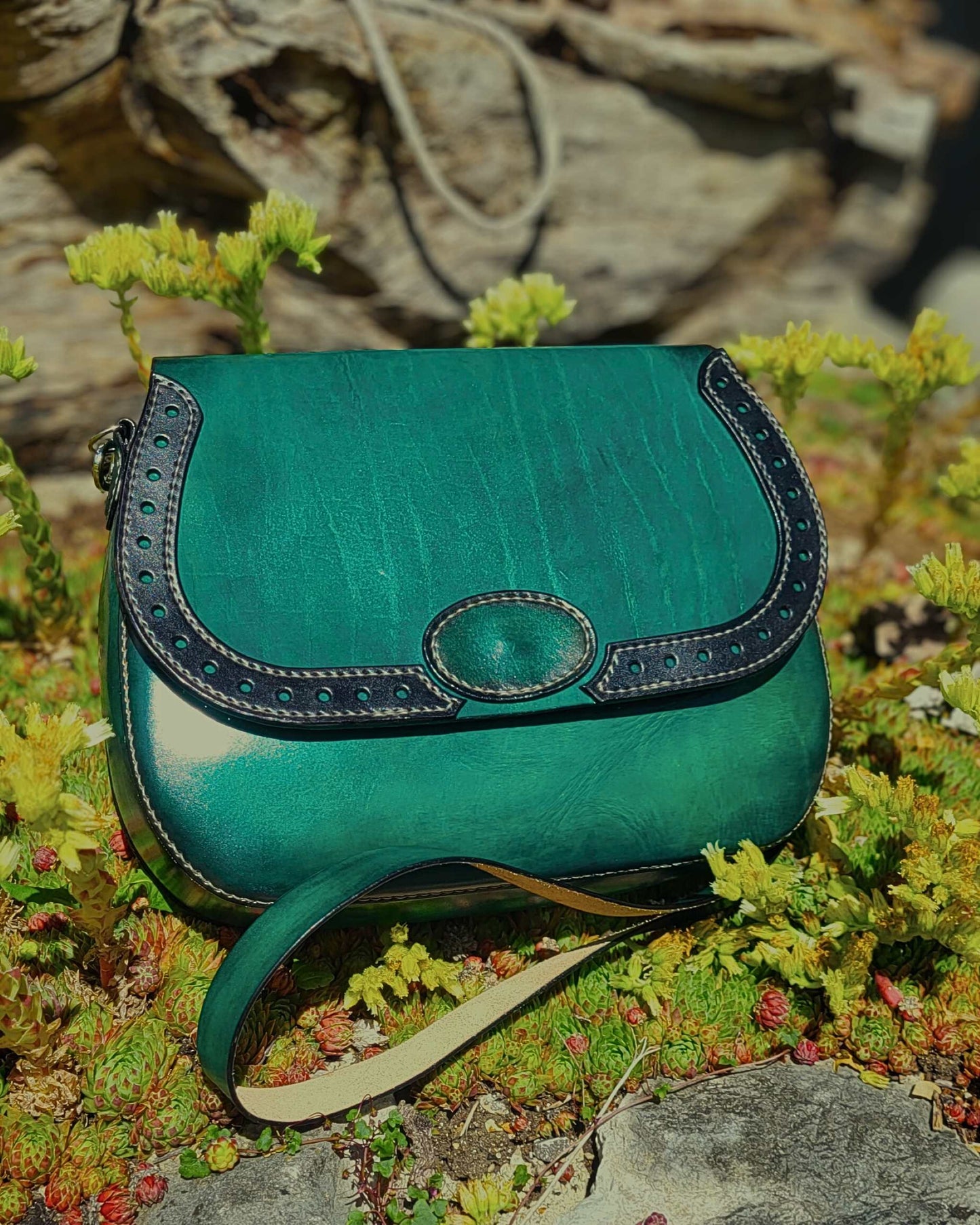 Handgemachte Umhängetasche aus Leder - in einzigartigem Grün