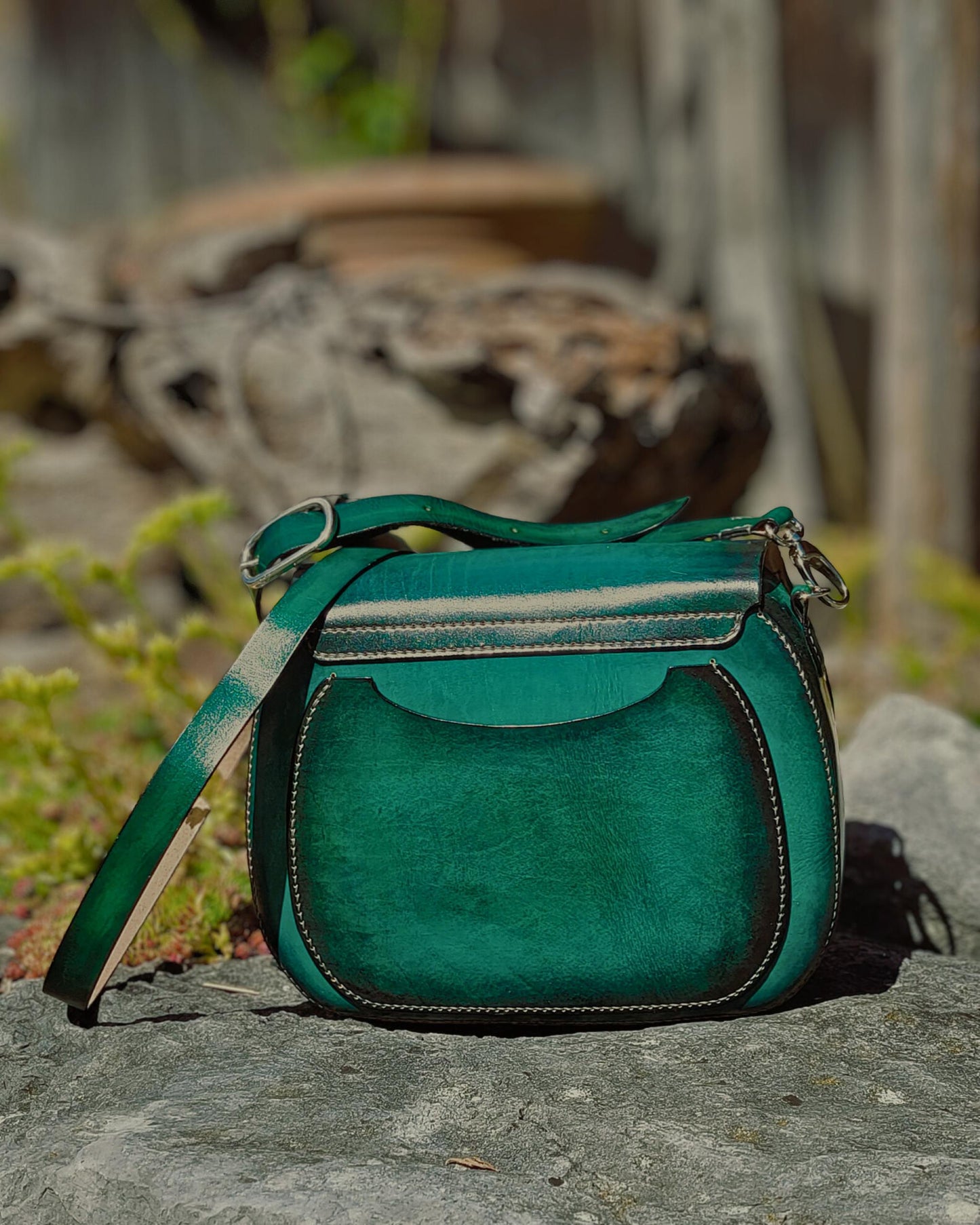 Handgemachte Umhängetasche aus Leder - in einzigartigem Grün