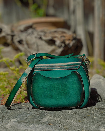Handgemachte Umhängetasche aus Leder - in einzigartigem Grün