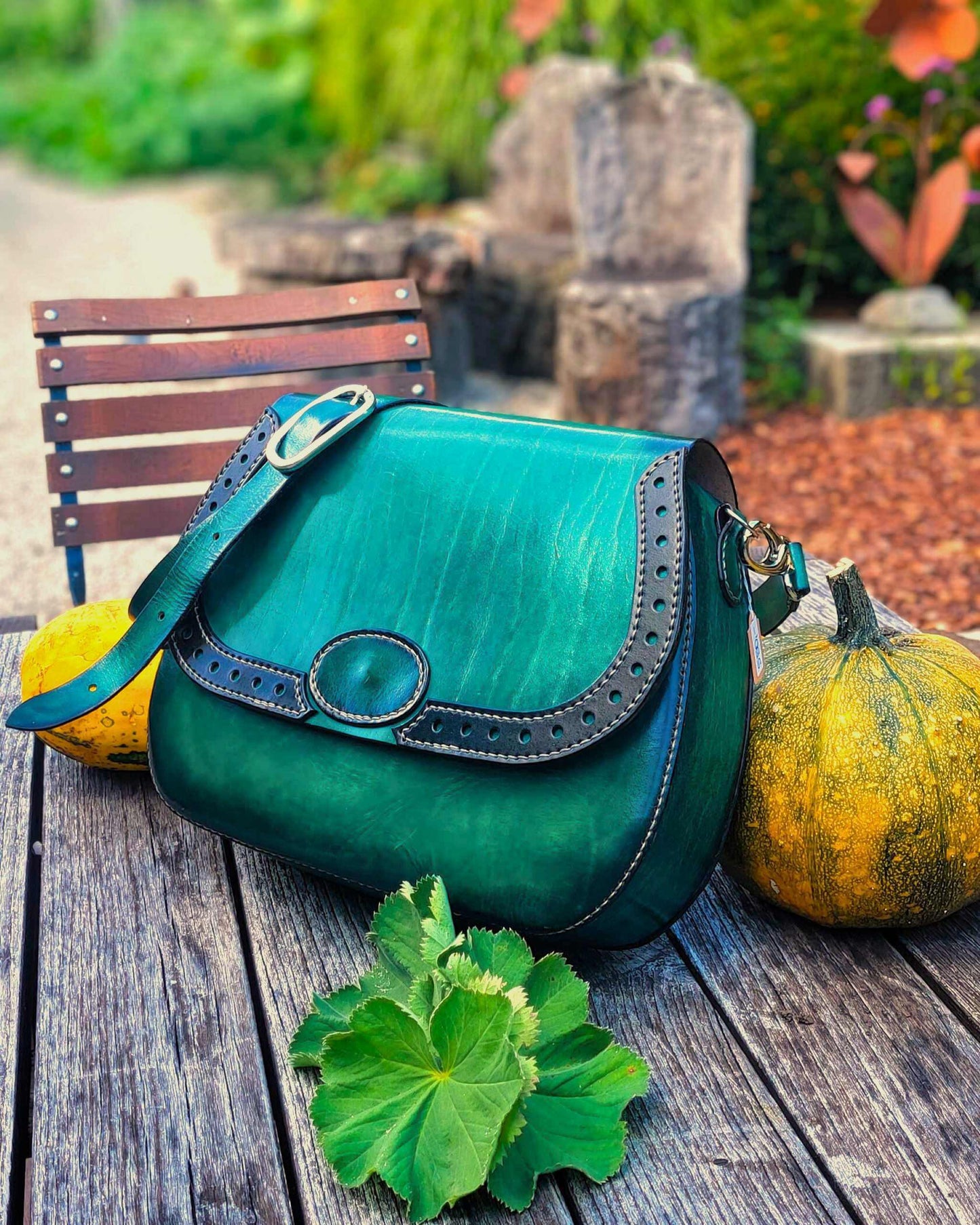 Handgemachte Umhängetasche aus Leder - in einzigartigem Grün