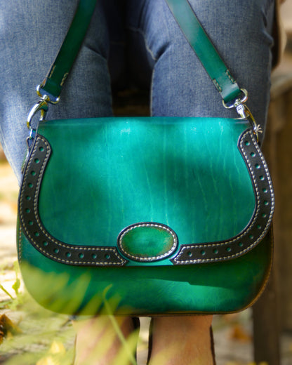 Handgemachte Umhängetasche aus Leder - in einzigartigem Grün
