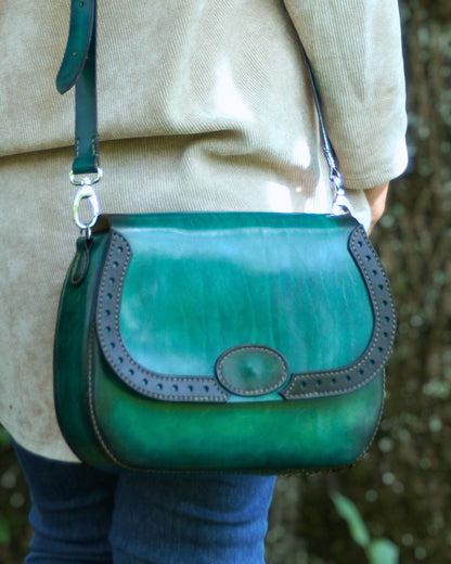 Handgemachte Umhängetasche aus Leder - in einzigartigem Grün