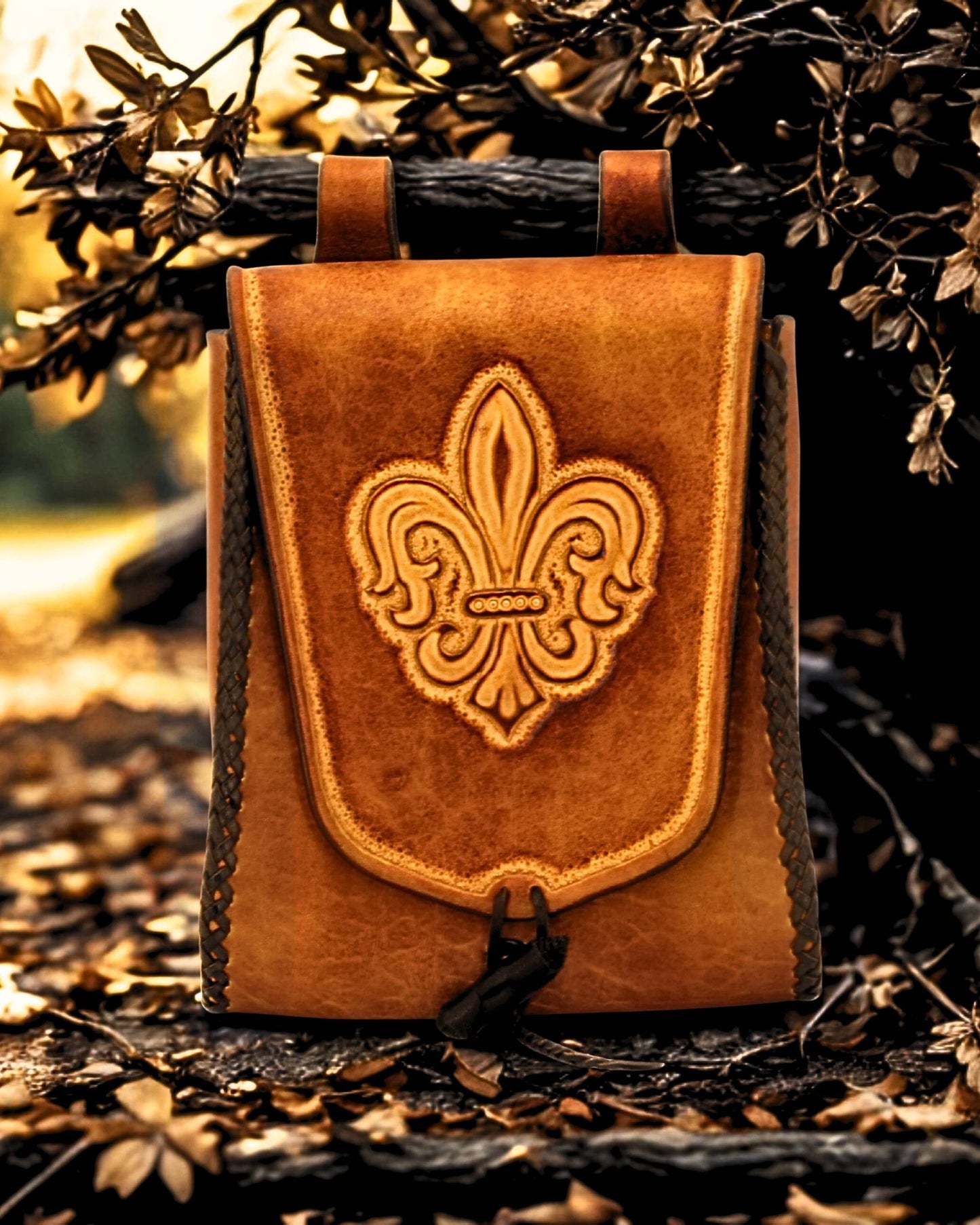Handgefertigte Gürteltasche aus Leder mit dem Motiv der Fleur-de-Lis