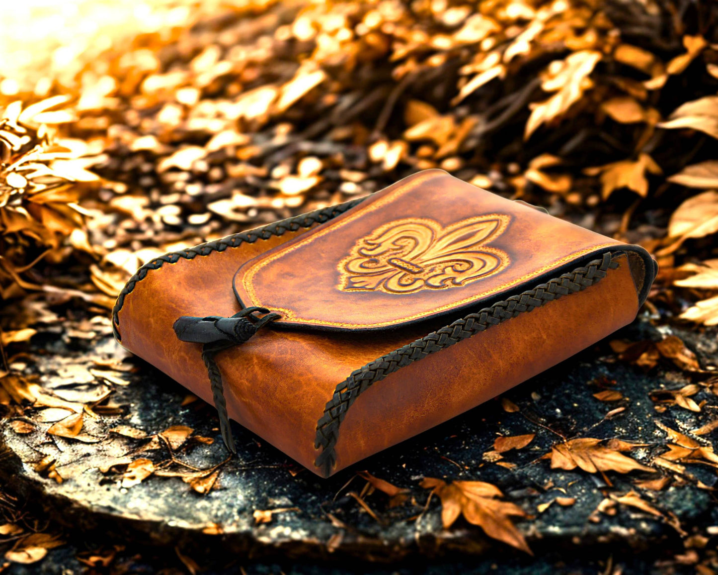 Handgefertigte Gürteltasche aus Leder mit dem Motiv der Fleur-de-Lis