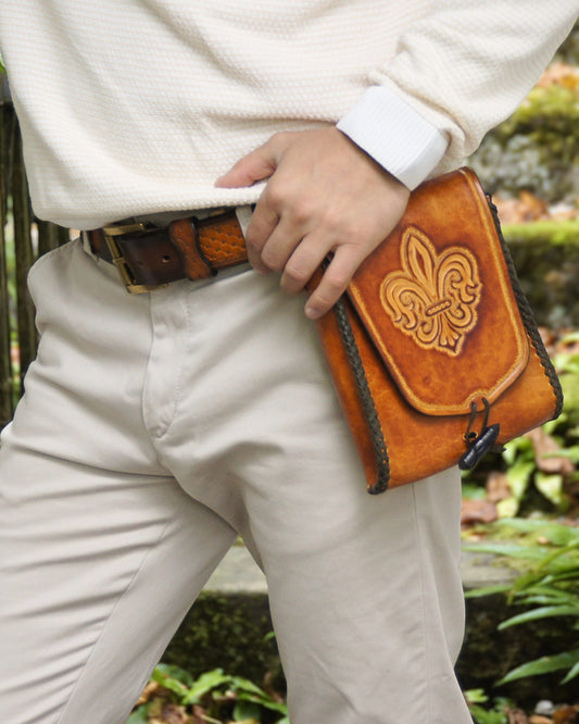 Handgefertigte Gürteltasche aus Leder mit dem Motiv der Fleur-de-Lis