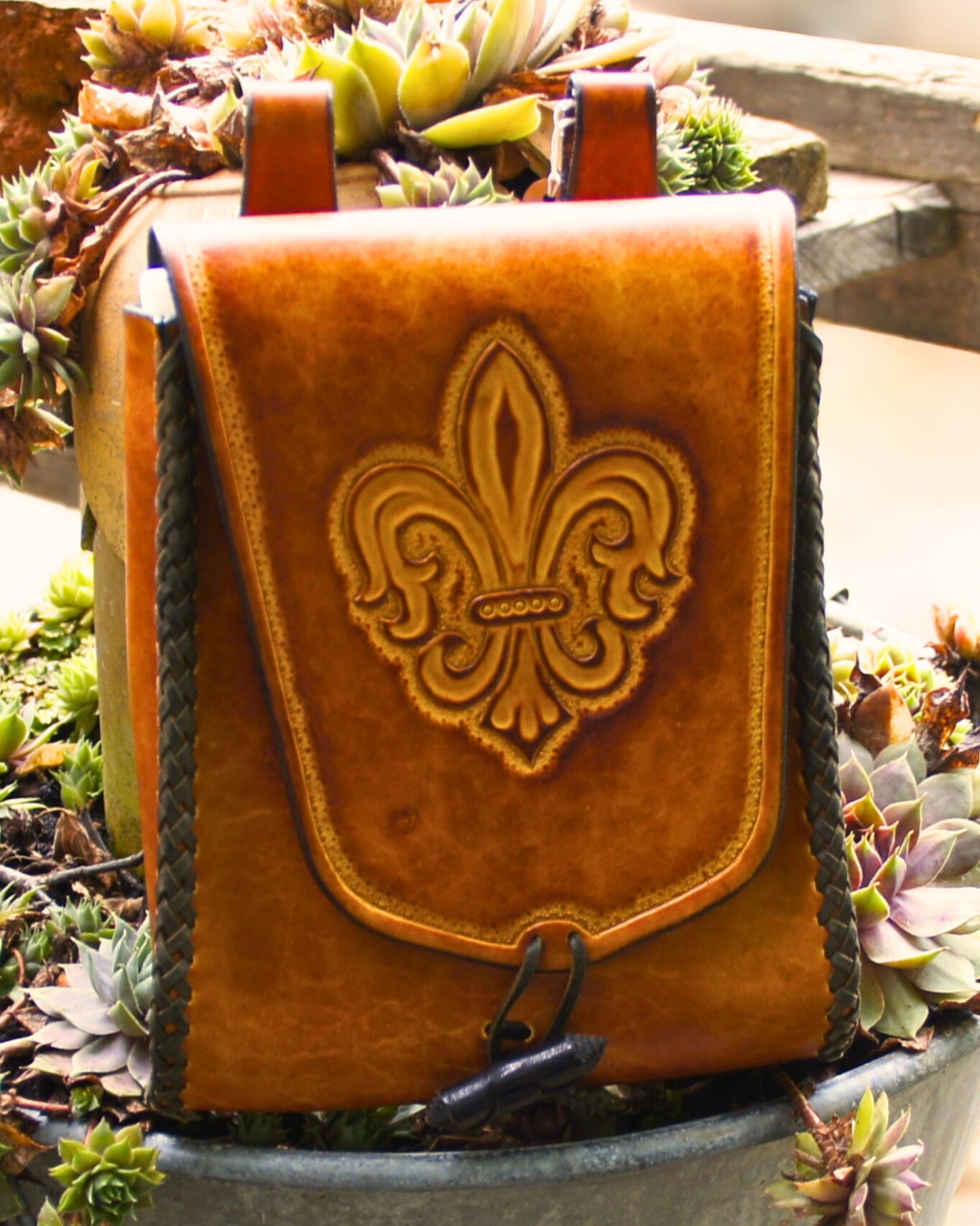 Handgefertigte Gürteltasche aus Leder mit dem Motiv der Fleur-de-Lis