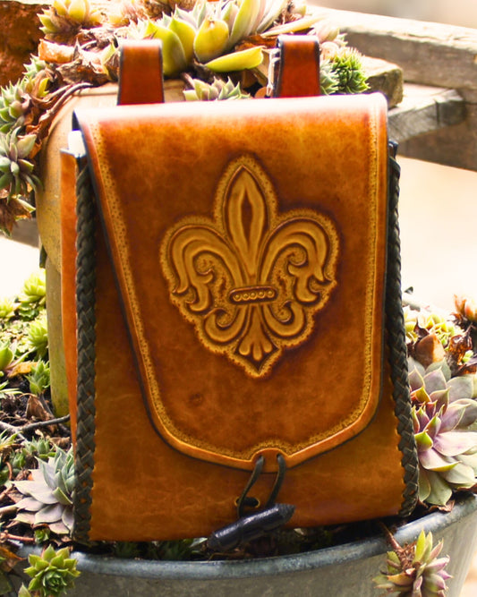 Handgefertigte Gürteltasche aus Leder mit dem Motiv der Fleur-de-Lis