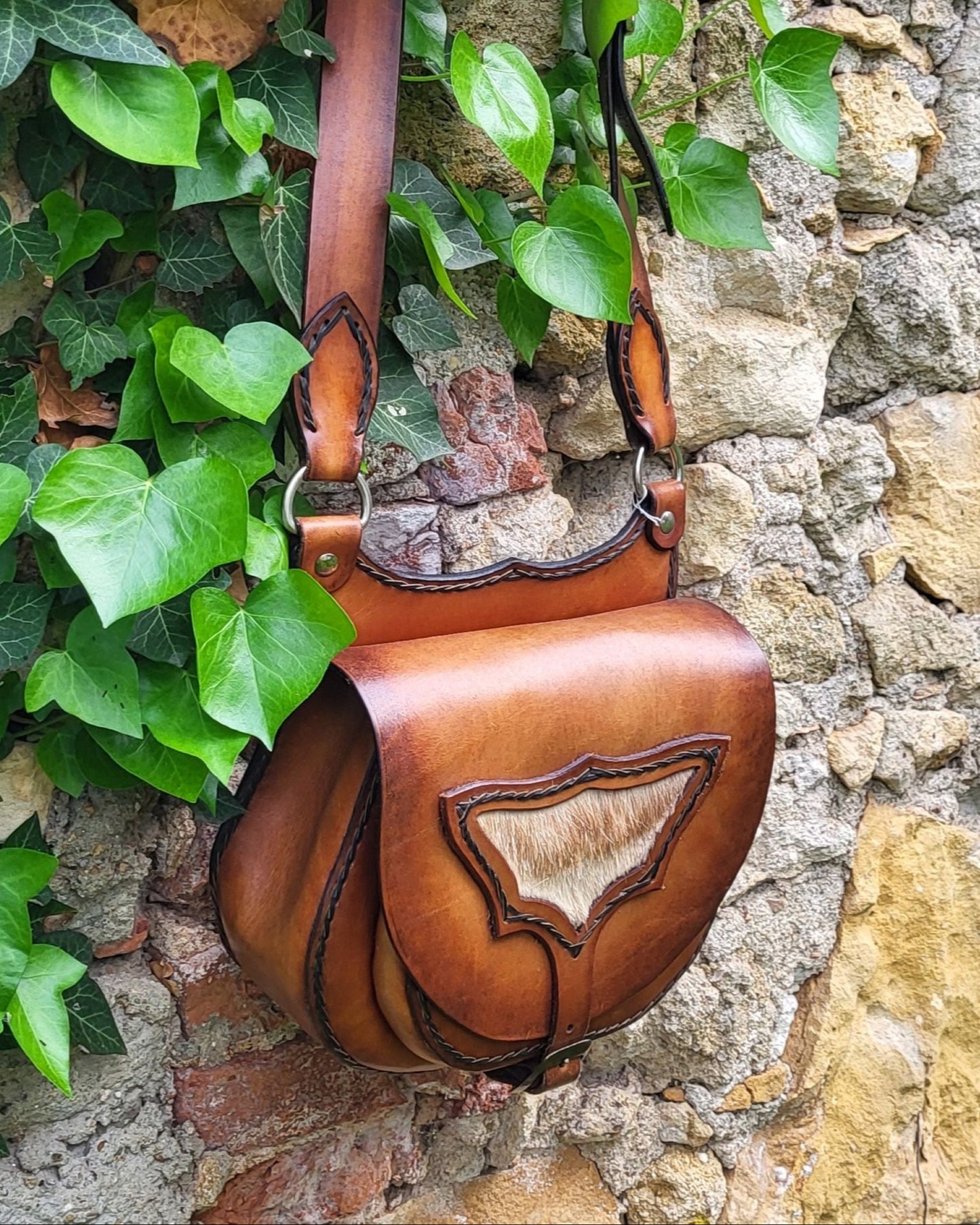 Handgefertigte Leder-Umhängetasche im Jagdstil – mit Fell-Inlay