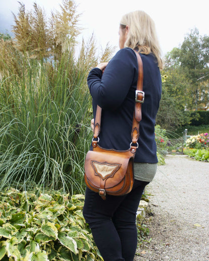 Handgefertigte Leder-Umhängetasche im Jagdstil – mit Fell-Inlay