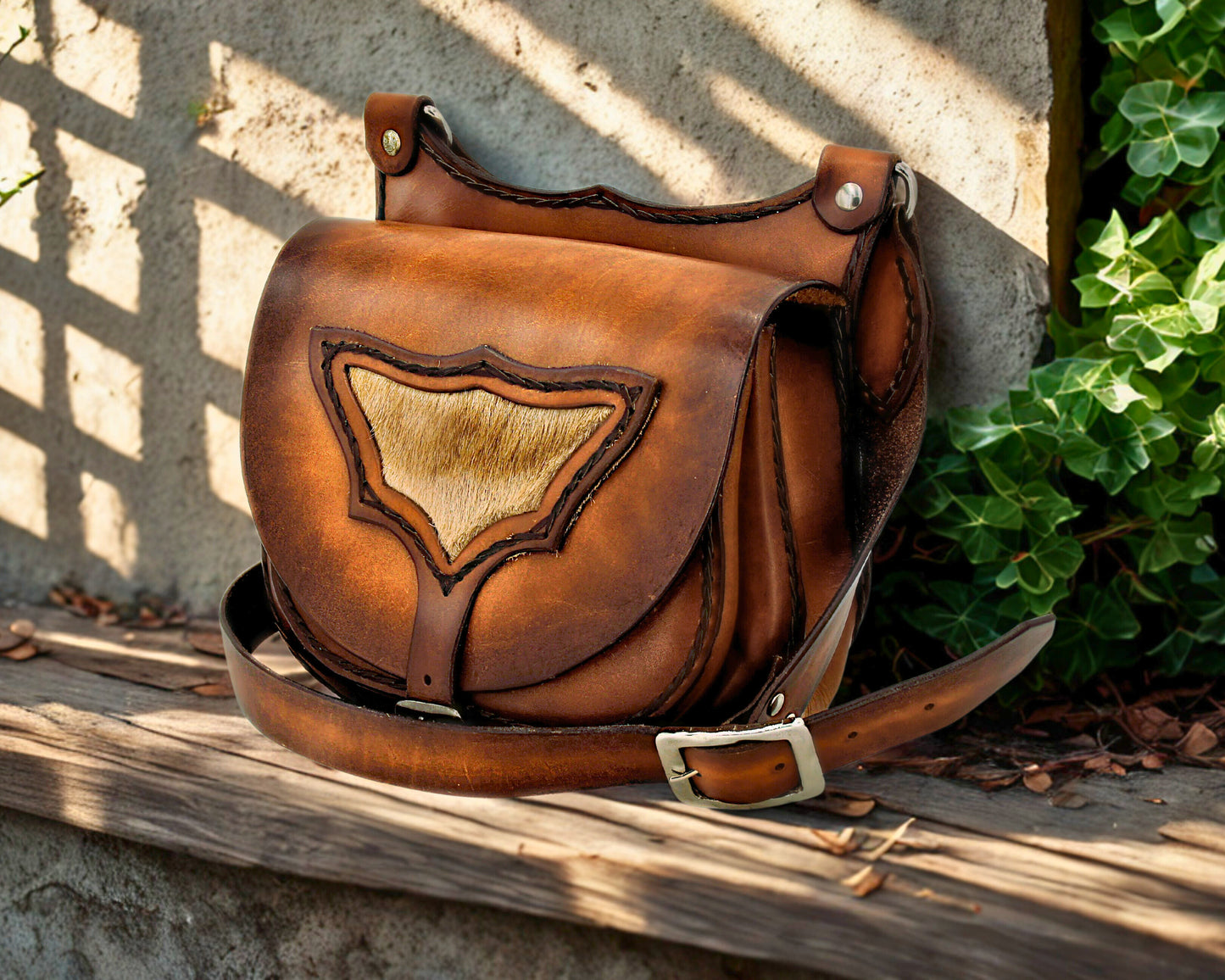 Handgefertigte Leder-Umhängetasche im Jagdstil – mit Fell-Inlay