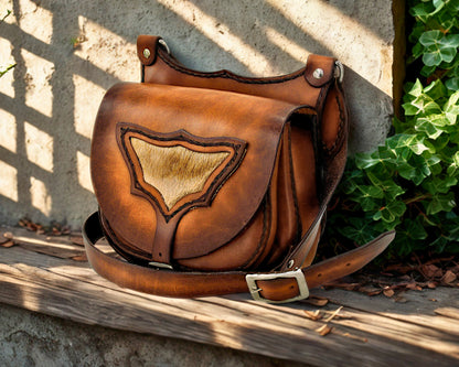 Handgefertigte Leder-Umhängetasche im Jagdstil – mit Fell-Inlay