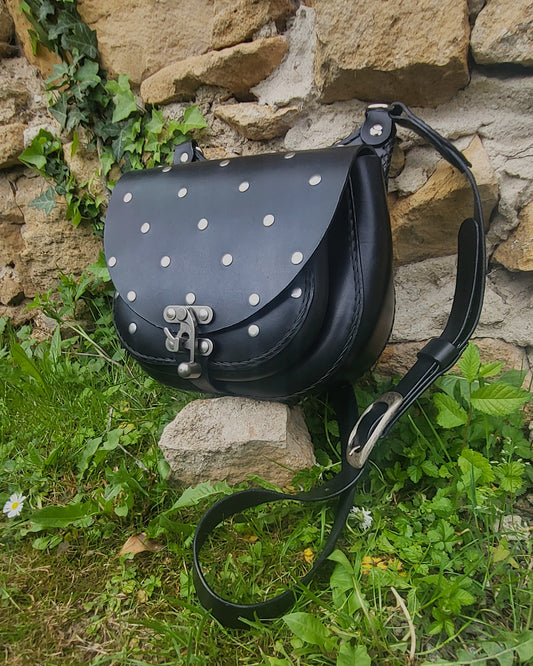 Handgefertigte Leder-Umhängetasche mit Nieten