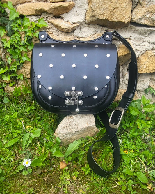 Handgefertigte Leder-Umhängetasche mit Nieten