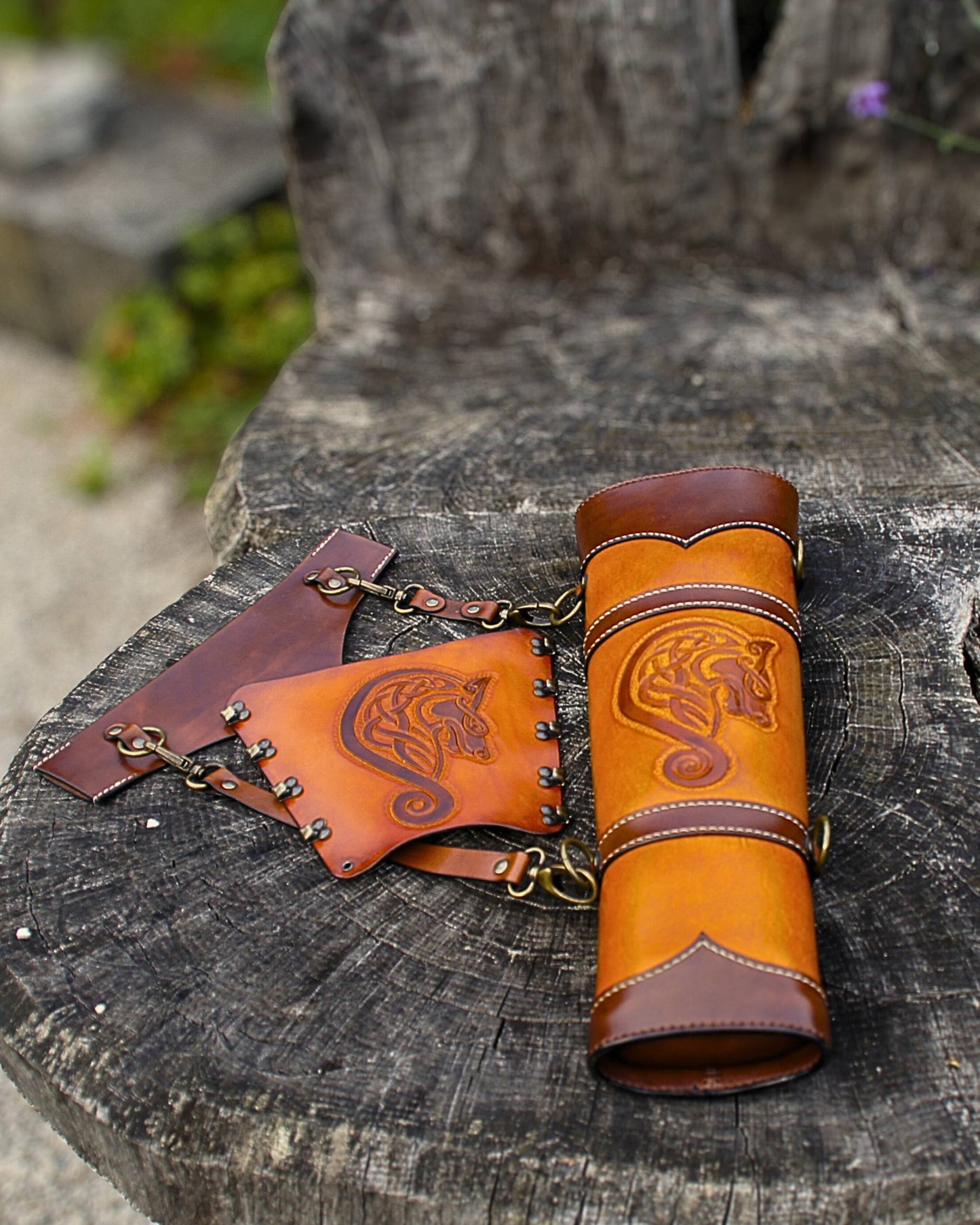 Traditioneller Leder-Köcher – handgefertigt, mit Punzierung - keltischer Wolf