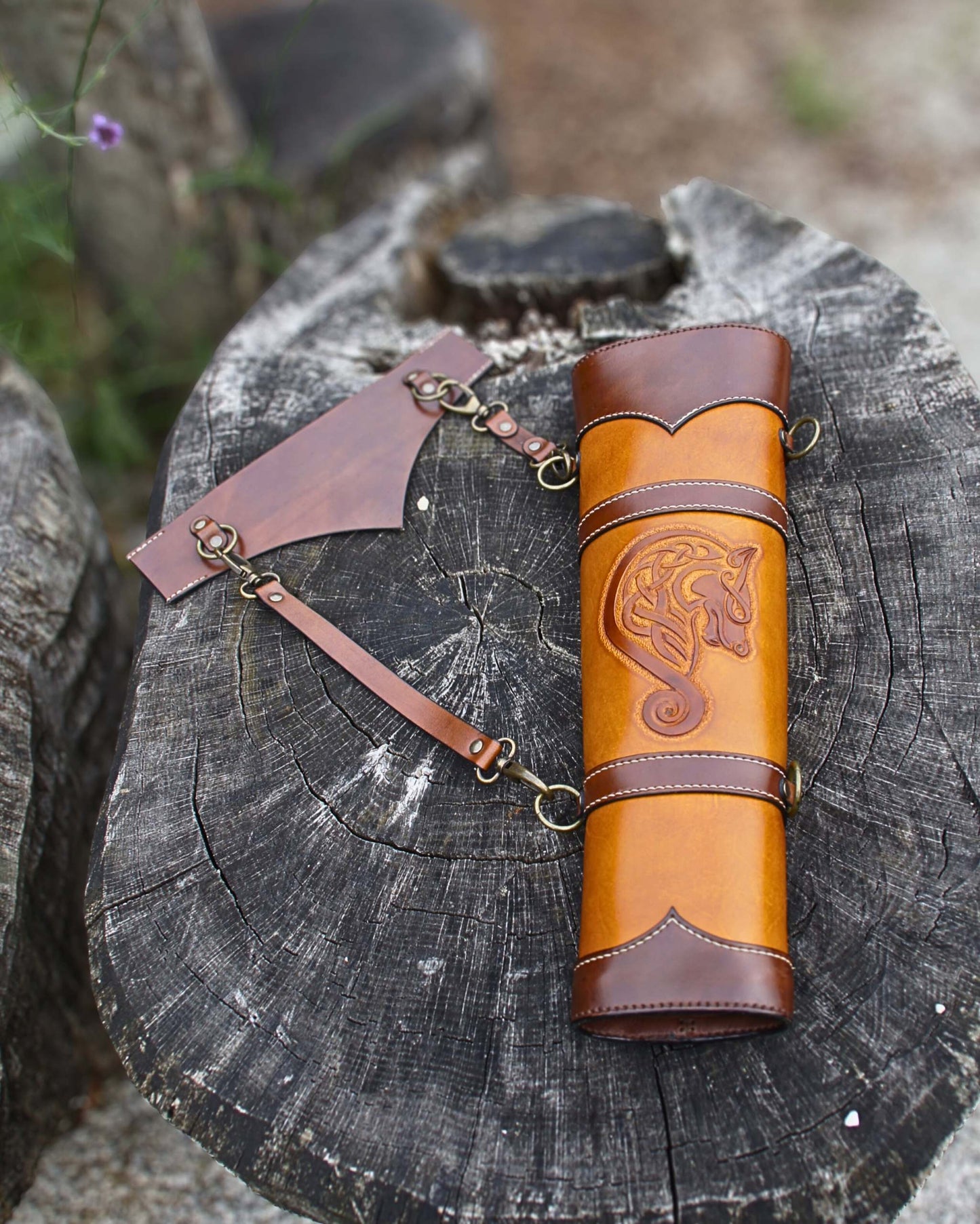 Traditioneller Leder-Köcher – handgefertigt, mit Punzierung - keltischer Wolf