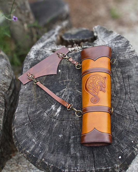Traditioneller Leder-Köcher – handgefertigt, mit Punzierung - keltischer Wolf