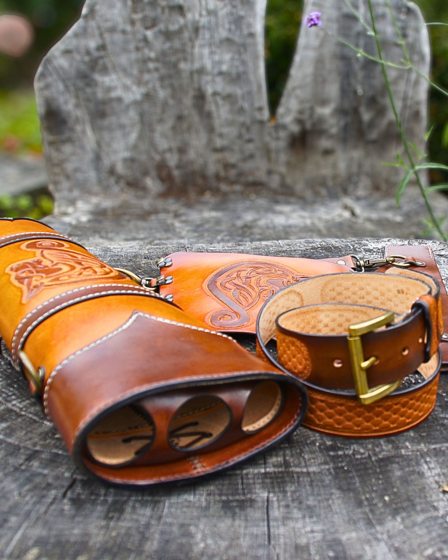 Traditioneller Leder-Köcher – handgefertigt, mit Punzierung - keltischer Wolf