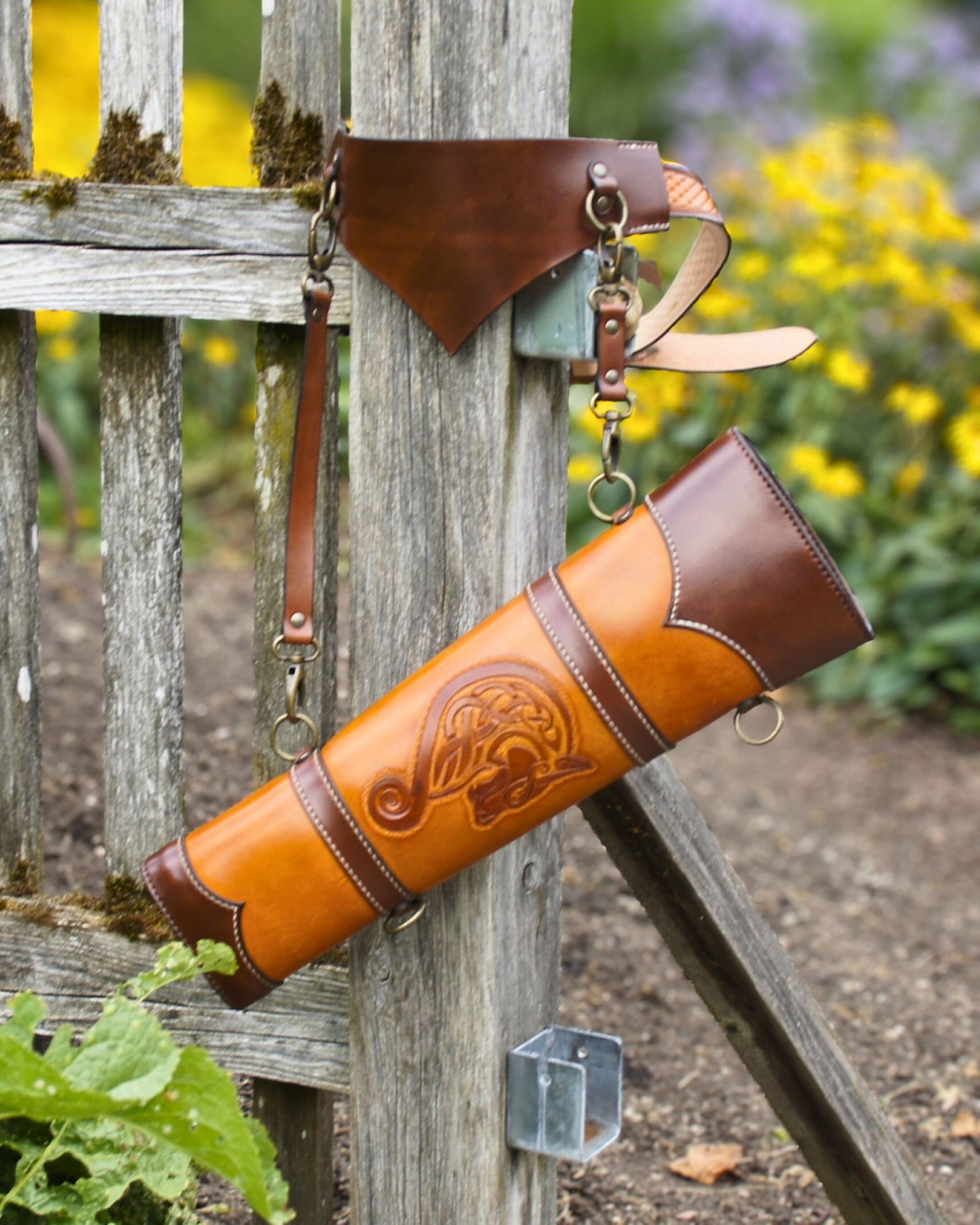 Traditioneller Leder-Köcher – handgefertigt, mit Punzierung - keltischer Wolf