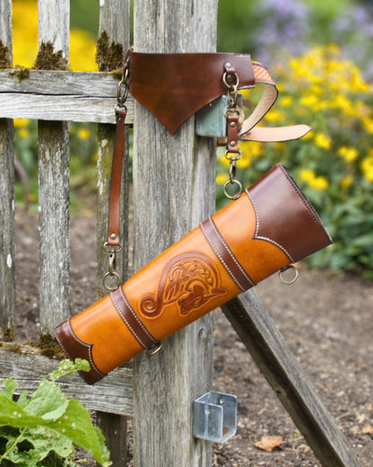 Traditioneller Leder-Köcher – handgefertigt, mit Punzierung - keltischer Wolf